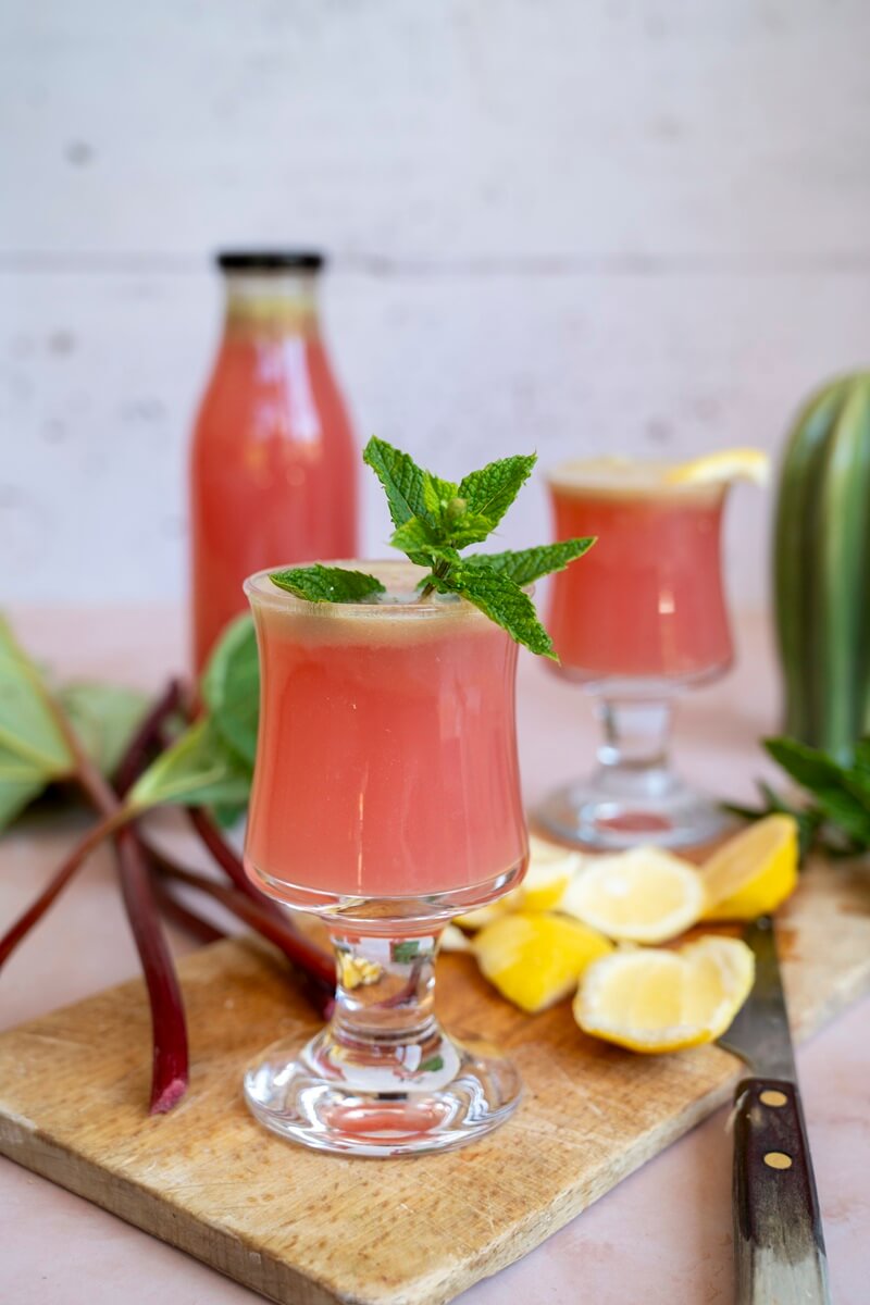 Lemoniada z rabarbarem i imbirem